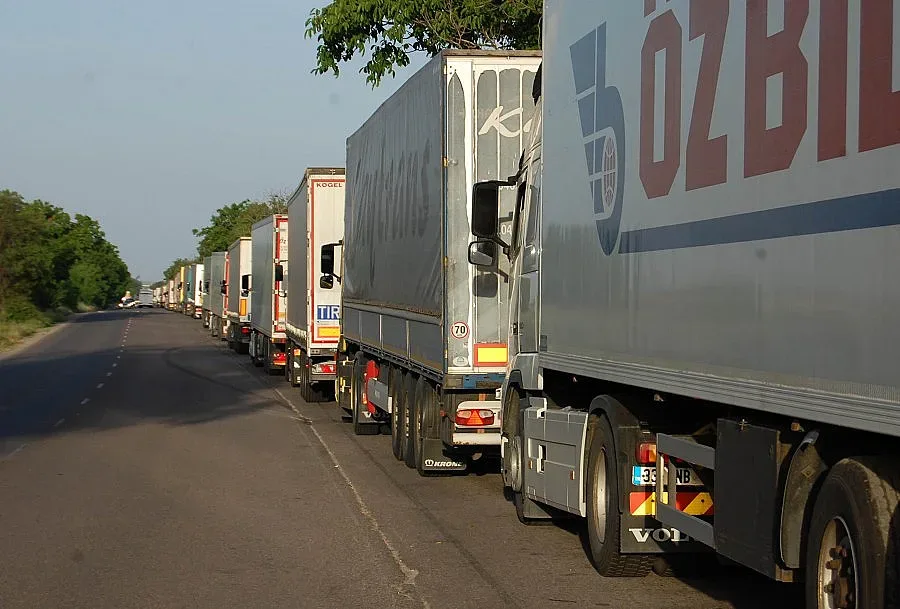 Откриват гореща линия за превозвачи в Турция