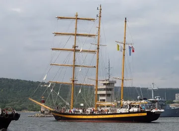 „Роял Хелена” развява националния флаг в регатата Tall Ship