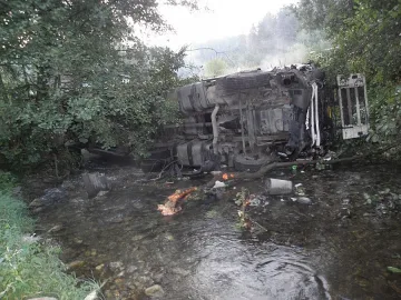 Шофьор ”паркира” тир в река Глазне