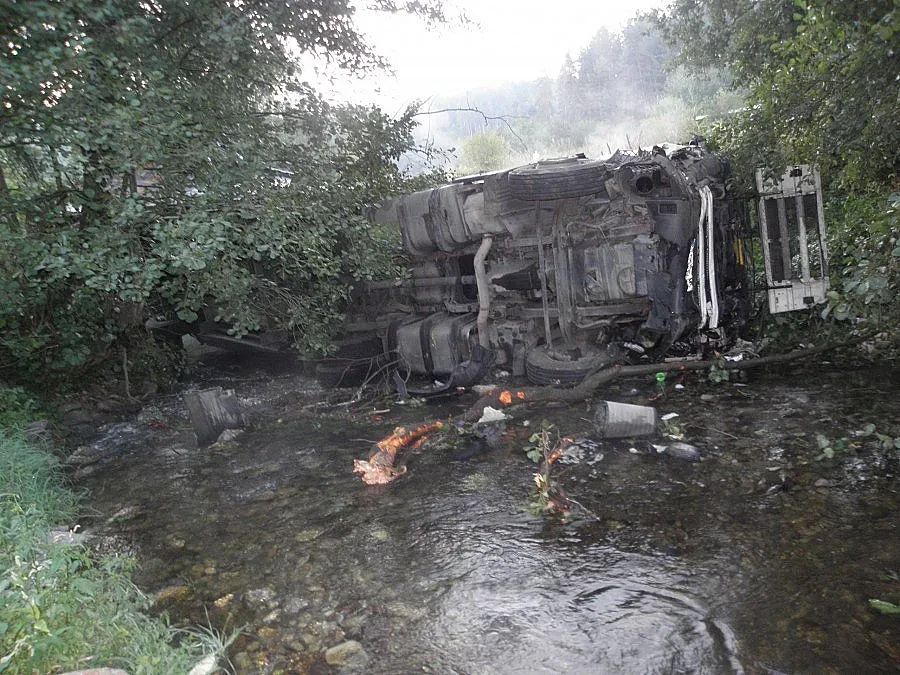 Шофьор ”паркира” тир в река Глазне