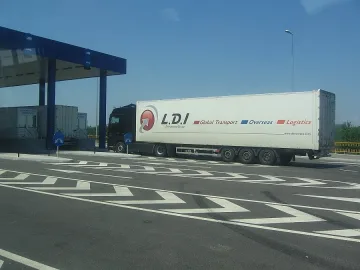 Извадиха жена от тайник на микробус