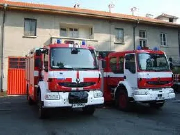 Огнеборци от Кърджали показват пожарна техника на  малчуганите 