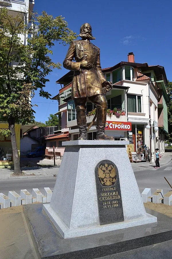 Русофили вдигнаха паметник на Скобелев
