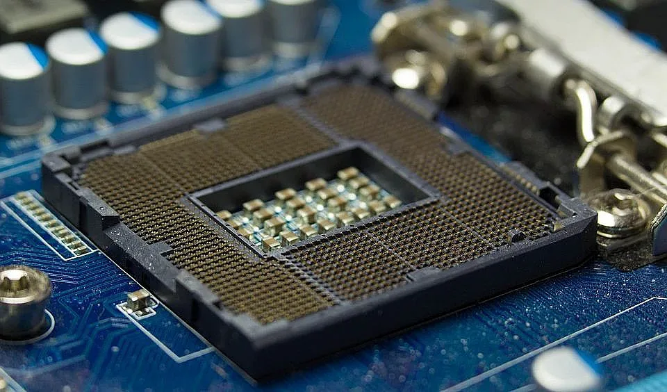 "Интел" прави огромен завод в Източна Европа! Бивша соцстрана се облажи