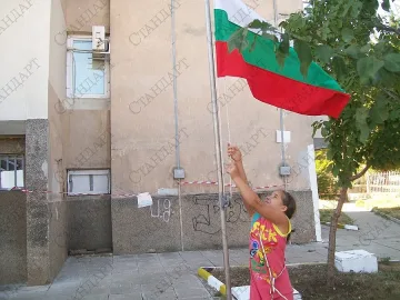 Враца издигна две знамена на празника