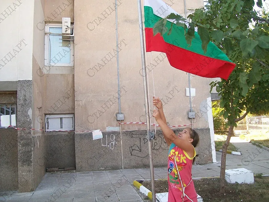 Враца издигна две знамена на празника