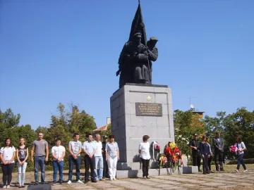 С военни маршове и венци Кърджали отбеляза Съединението