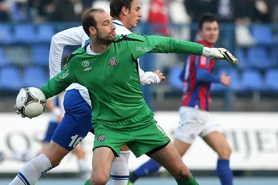 Вратарят Шильо върза тенекия на "Левски"