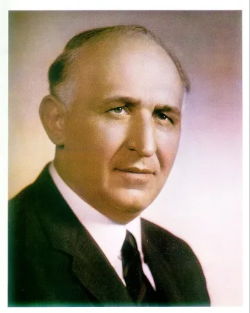 Чакат малък Тошко за паметник на Тато