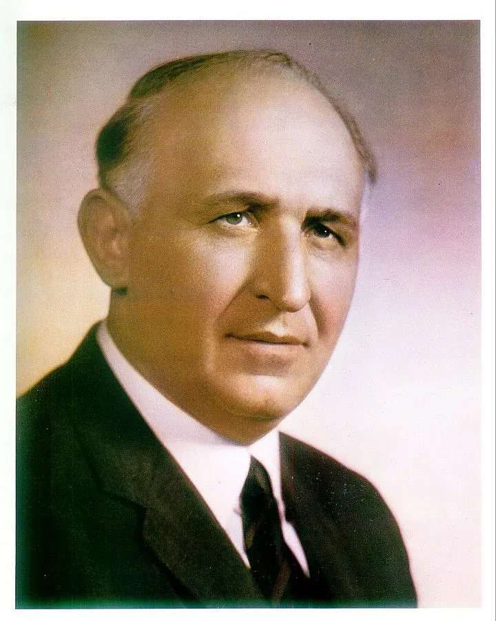 Чакат малък Тошко за паметник на Тато