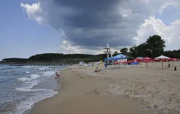 Луди глави с шоу над морето 