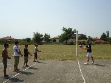 Разследват възпитатели за насилие над деца