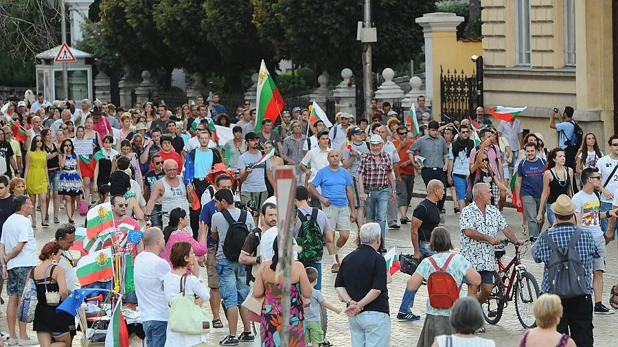 На живо: Протести в навечерието на Съединението 