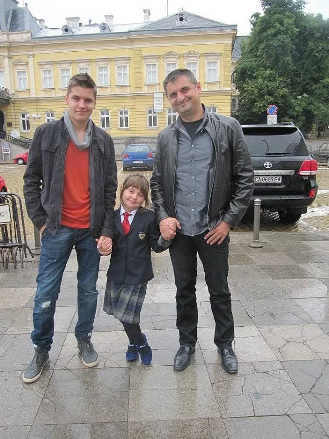 Шефка прати депутатите отново на училище