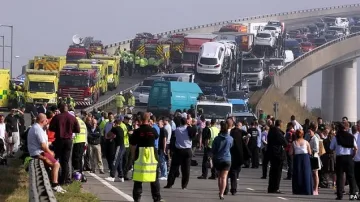 Двеста души пострадаха при катастрофа на 100 коли в Кент