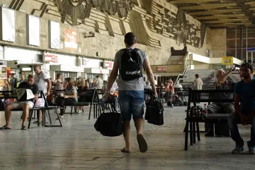 Пускат повече автобуси и влакове за трите почивни дни