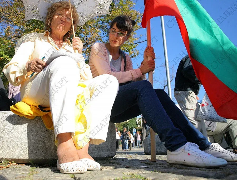 Протест и контрапротест около парламента