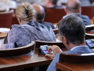 Депутатите разглеждат тефтера на Филип Златанов