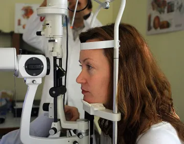 Лекуват пациенти с перде без пари