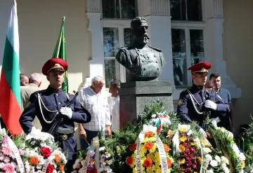 Откриха първия паметник на Александър Батенберг