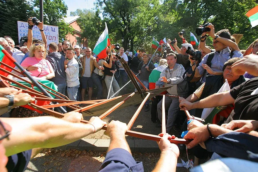 Партии погълнаха протеста