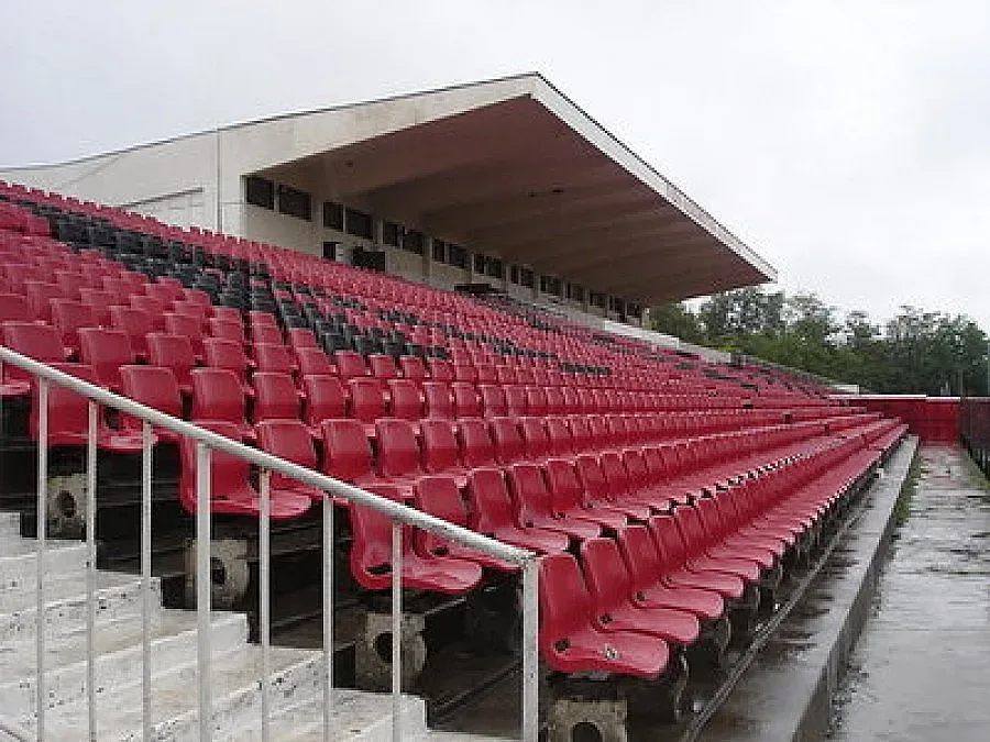 Викнаха поп в "Надежда"