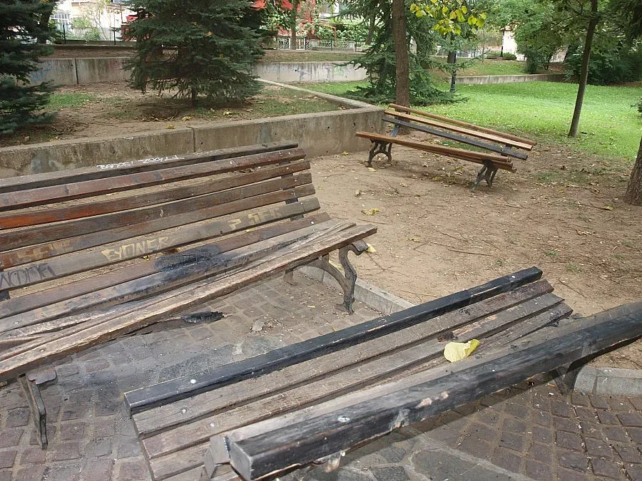 Вандали палят пейки в градски парк