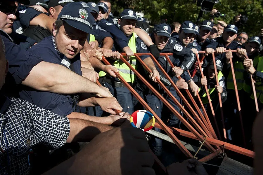 Обезщетяват полицаите за извънредния труд 