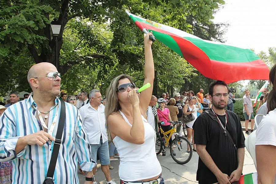 Жив щит за депутатите