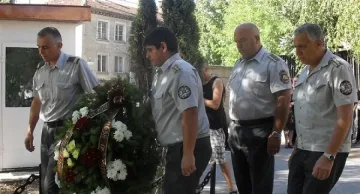 МВР почита жертвите на пожара в Бобов дол преди 14 г.