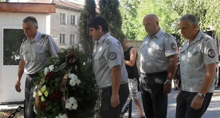 МВР почита жертвите на пожара в Бобов дол преди 14 г.