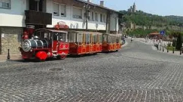 Атракционно влакче вози туристи под Царевец 
