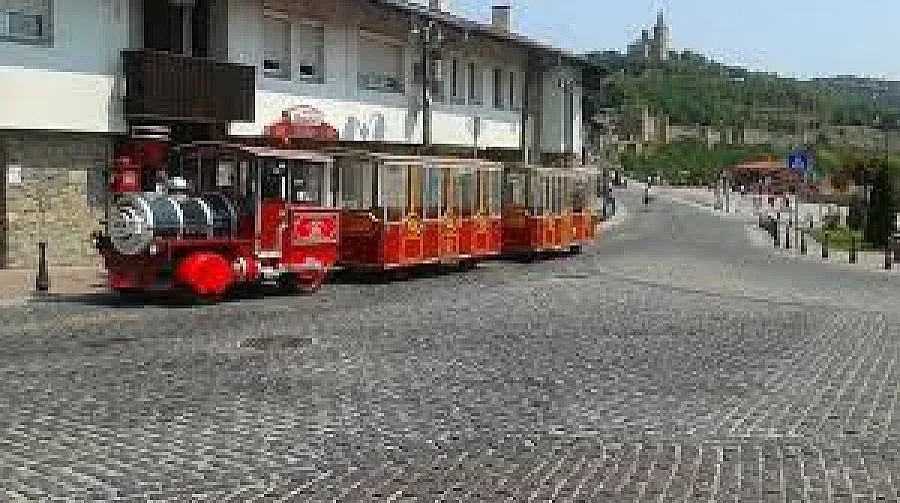 Атракционно влакче вози туристи под Царевец