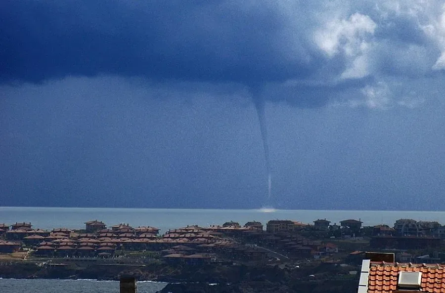 Торнадо помля плажа на Академика