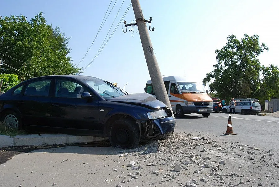 Бургазлия се блъсна в електрически стълб