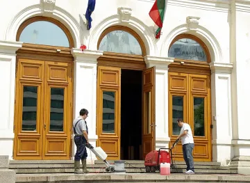 ГЕРБ, Кунева и ДСБ зоват хората си пред парламента в сряда