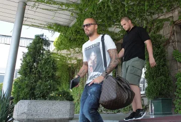 Национал отърва бой с камъни