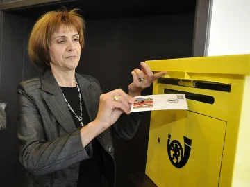 Полицаи станаха пощальони