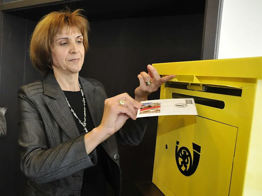 Полицаи станаха пощальони