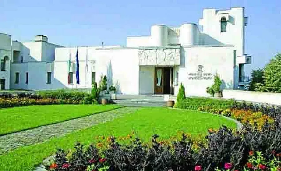 Резиденция на Тато чака стопанин