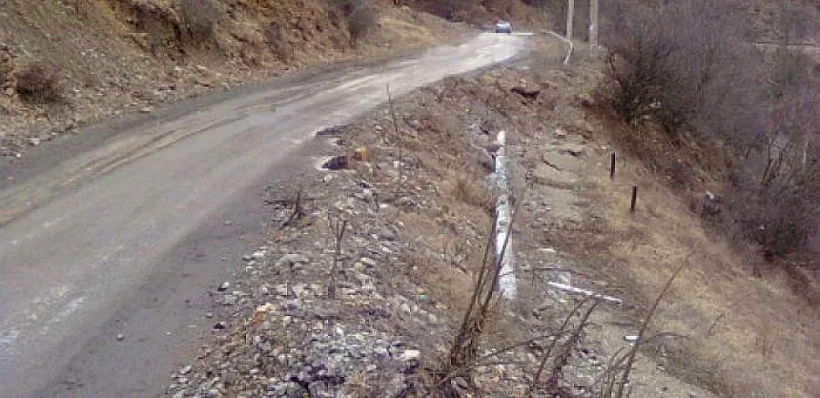 Спешно укрепват пропаднал път между Сатовча и Кочан