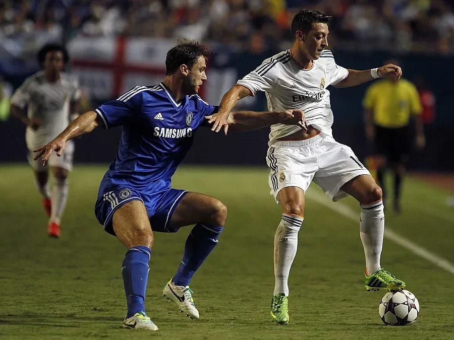 Юнайтед се включва в битката за Месут Йозил 