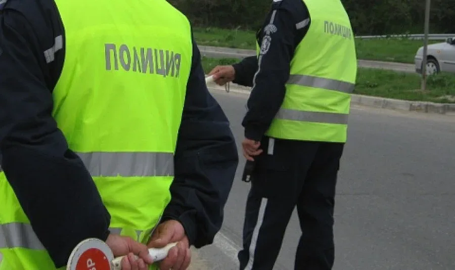 Пиян шофьор подхвърли 30 лв. на катаджии