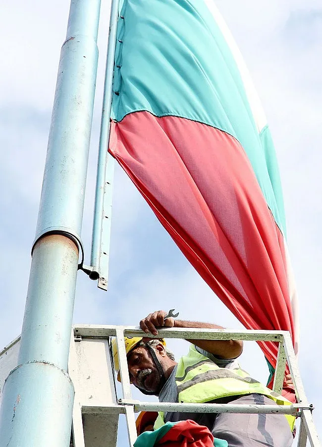 Започна подмяната на националните флагове в Пловдив 