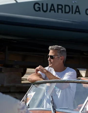 Клуни кара моторница без книжка