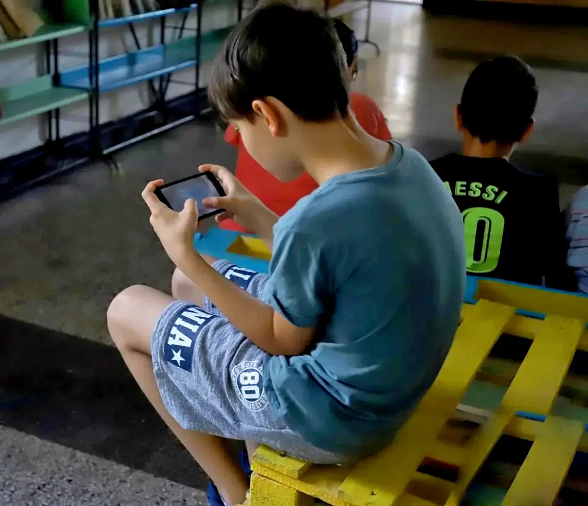 Телефоните в клас засенчиха безплатните учебници. Ще ги забранят ли?