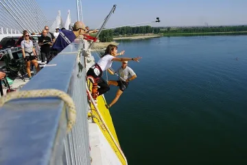 Жена скочи първа от „Нова Европа”