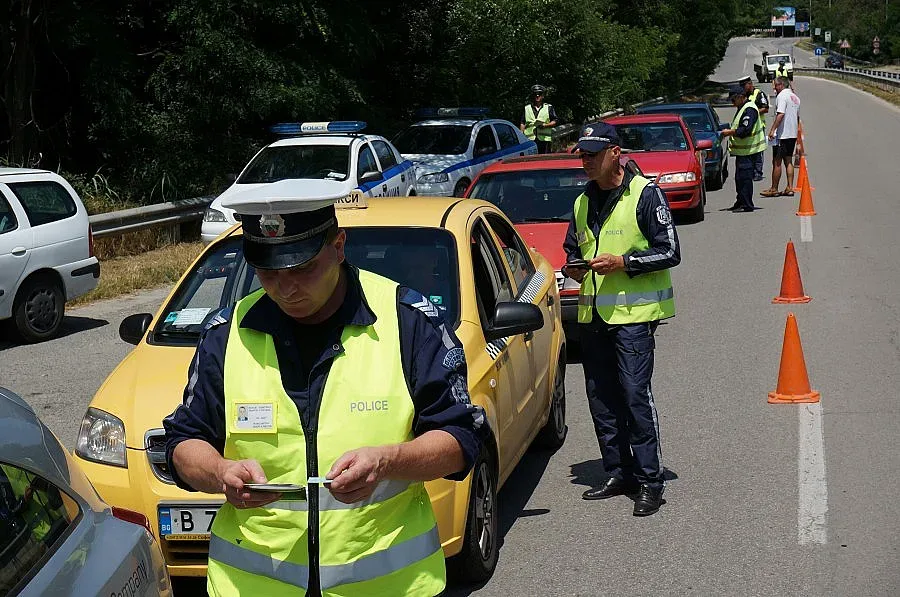 КАТ: 77 шофьори на такси хванати да возят без книжка