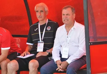 Стефан Генов развя бяло знаме