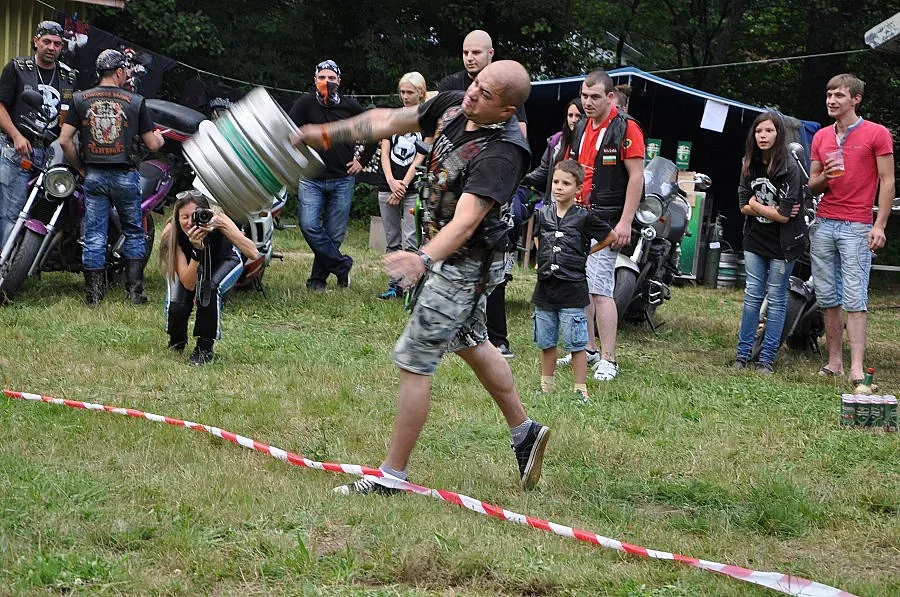 Яна-Монтана гълта бира за секунди